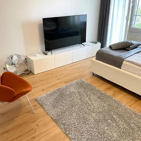 Appartement Spacious Near Train Station