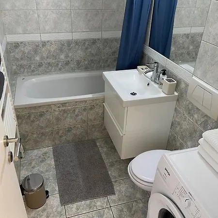 Appartement Spacious Near Train Station